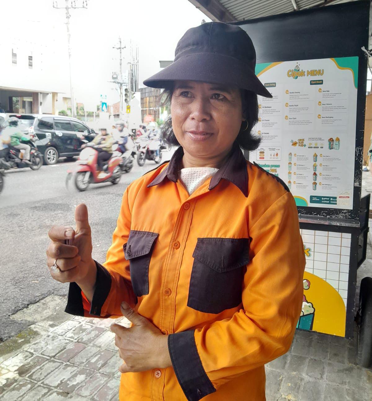 Inspirasi Hari Kartini: Jukir Perempuan Sukses Menguliahkan Anaknya hingga Lulus PGSD UMP