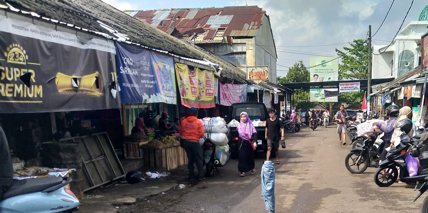 Retribusi Pedagang Pelataran Pasar Ajibarang Belasan Juta Rupiah Sebulan