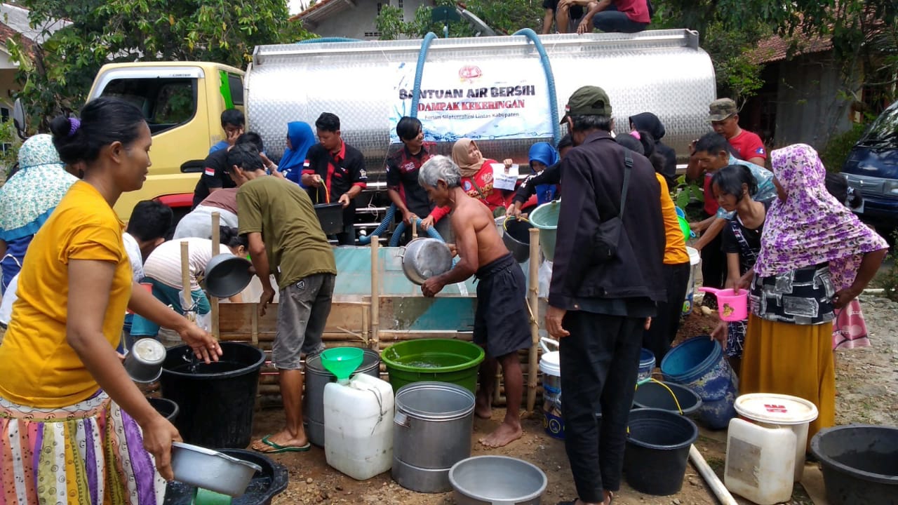 Krisis Air Bersih Terjadi di Desa Salandaka, Warga Serbu bantuan Air Bersih