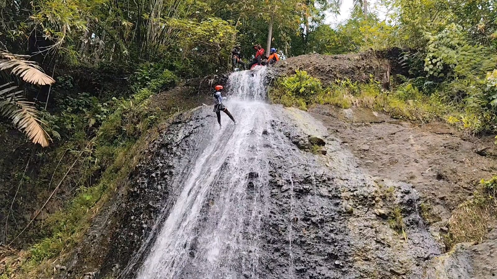 Curug Pete, Destinasi Baru dan Pelatihan Relawan Waterfall Rappelling di Banjarnegara