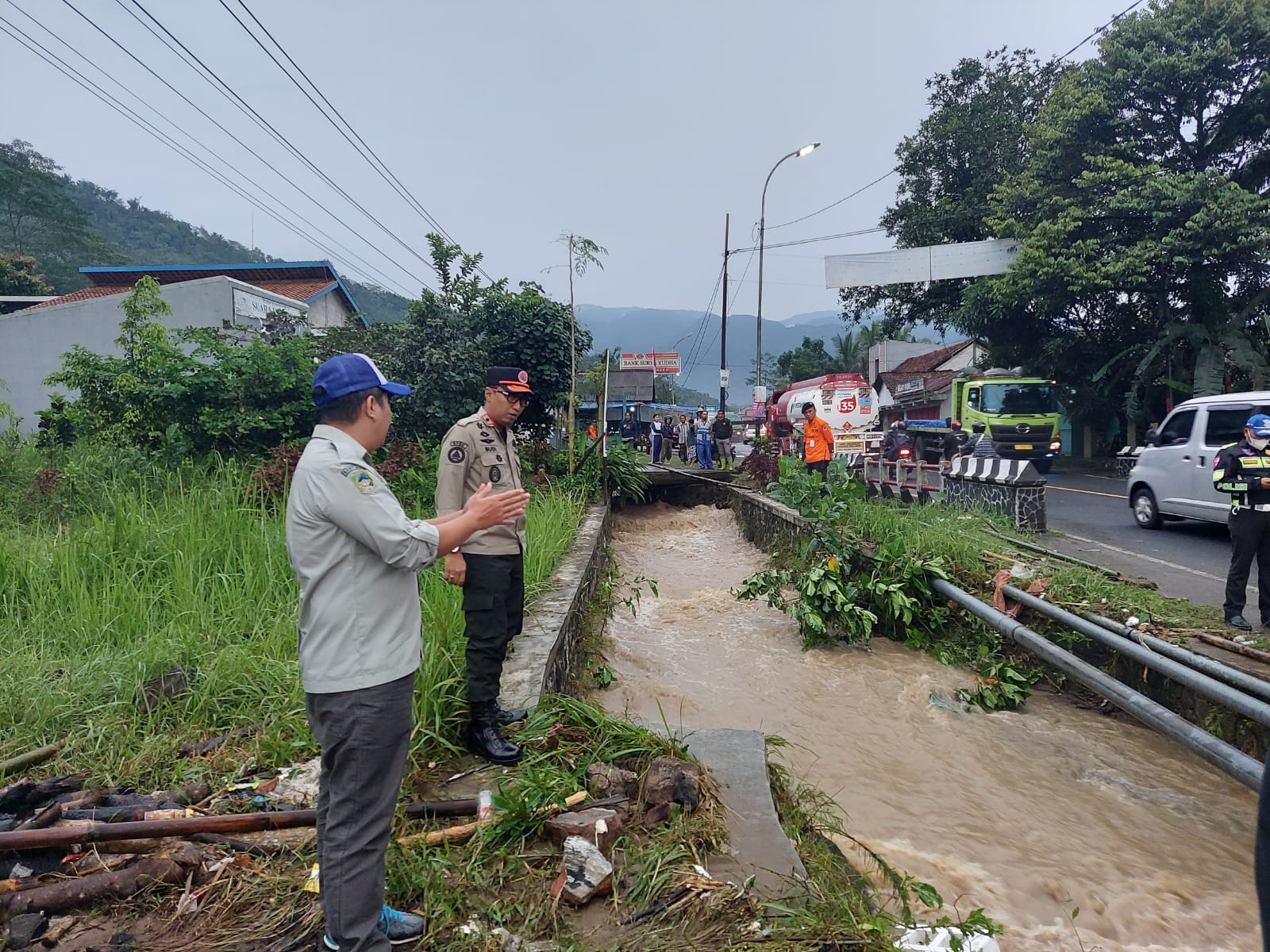 Sudah Surut, Tim Gabungan Gerak Cepat Bersihkan Material Yang Menyumbat Drainase Jalan Ajibarang-Tegal