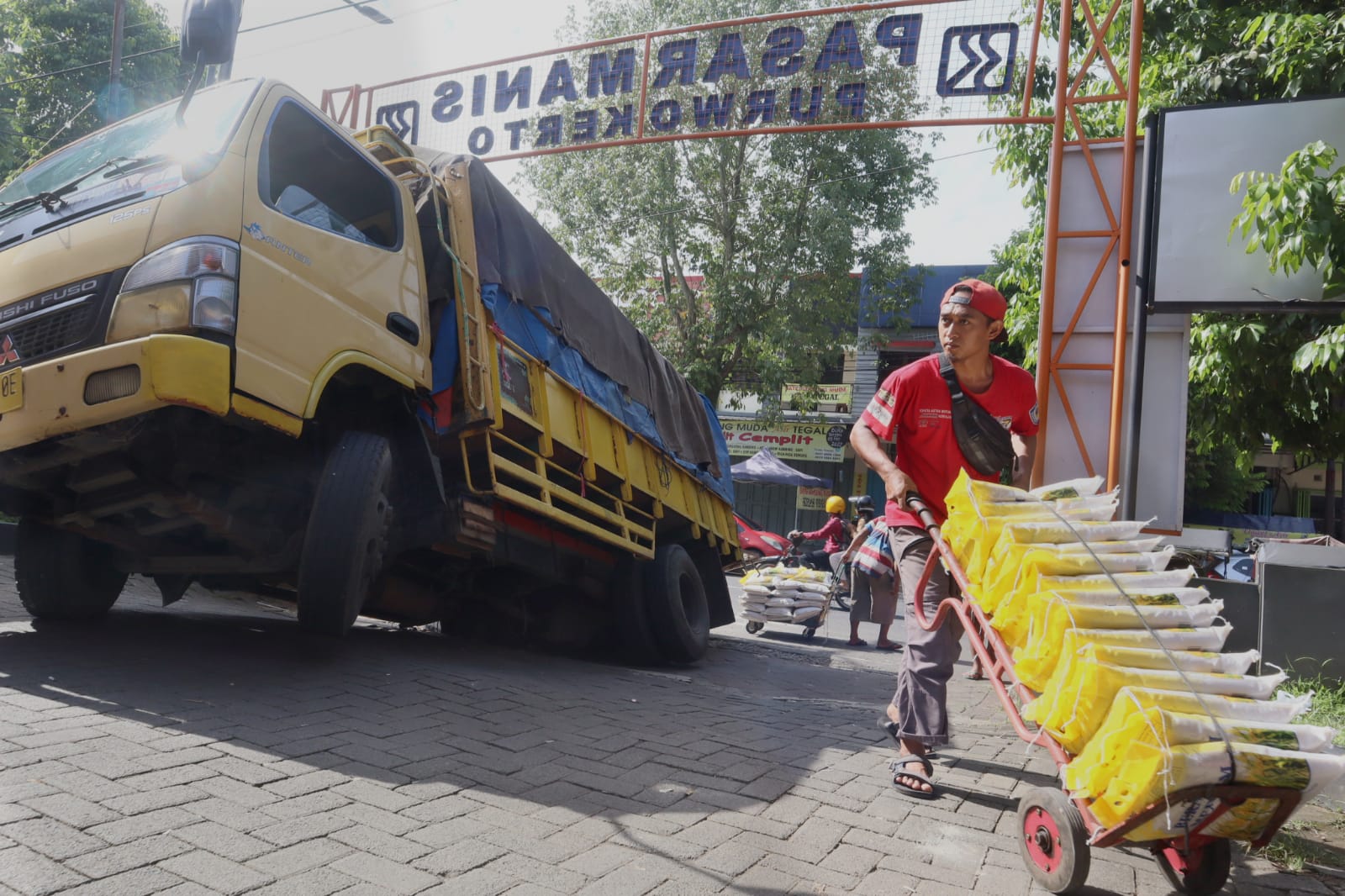Terkait Amblasnya Jalan Masuk Pasar Manis Purwokerto, Dinperindag Banyumas : Bakal Tangani Secepatnya 