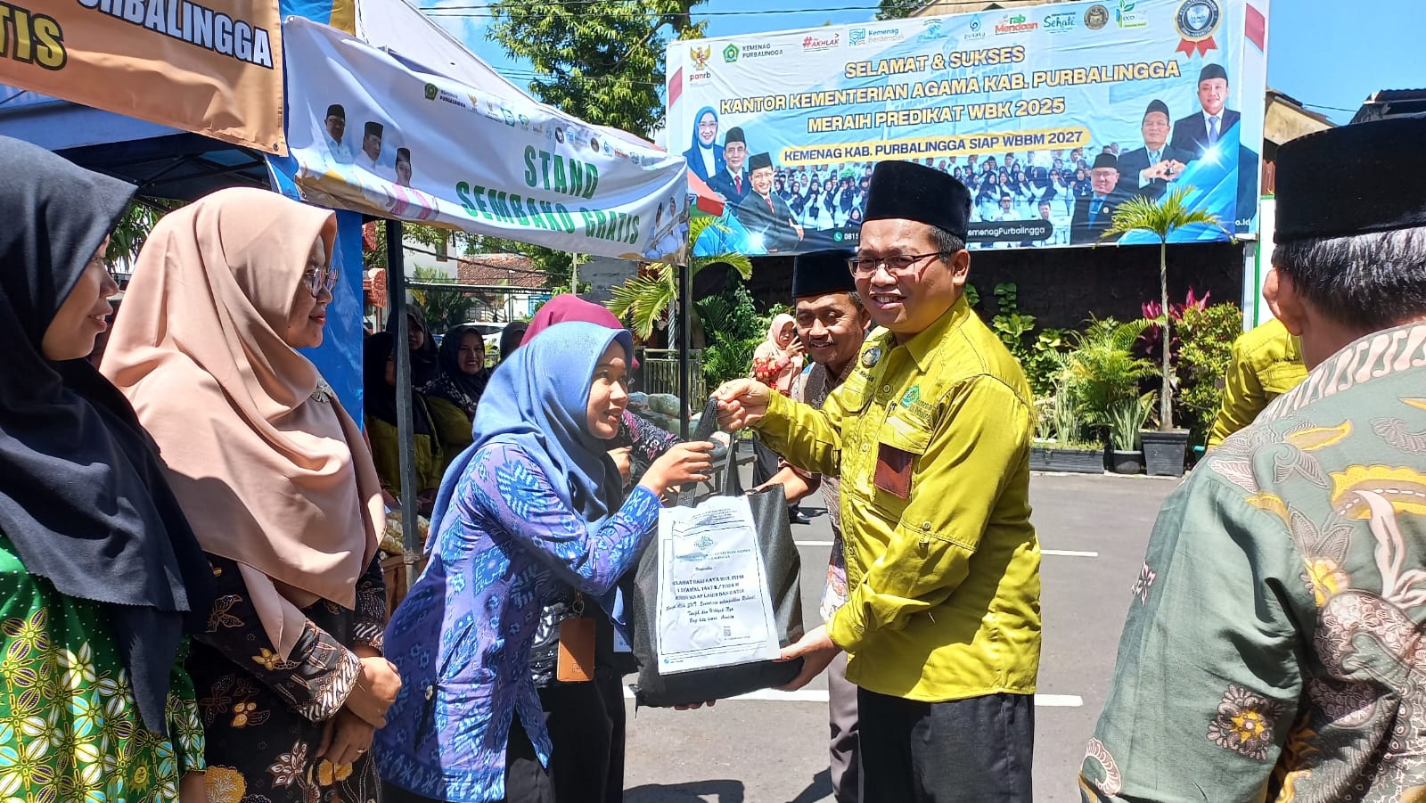 Kemenag Purbalingga Salurkan 2.150 Paket Sembako Lewat Bazar Gratis