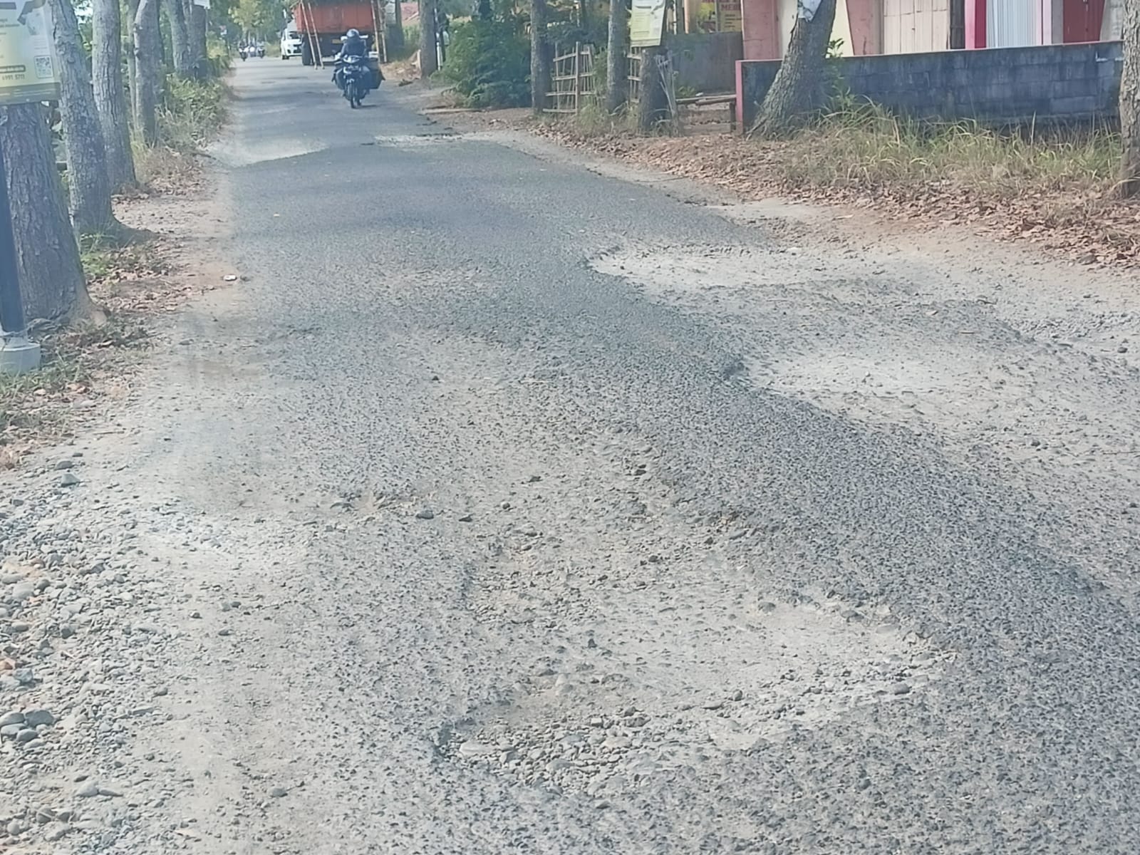 Jalan Perbatasan Klapasawit-Karangjambe Purbalingga Memprihatinkan