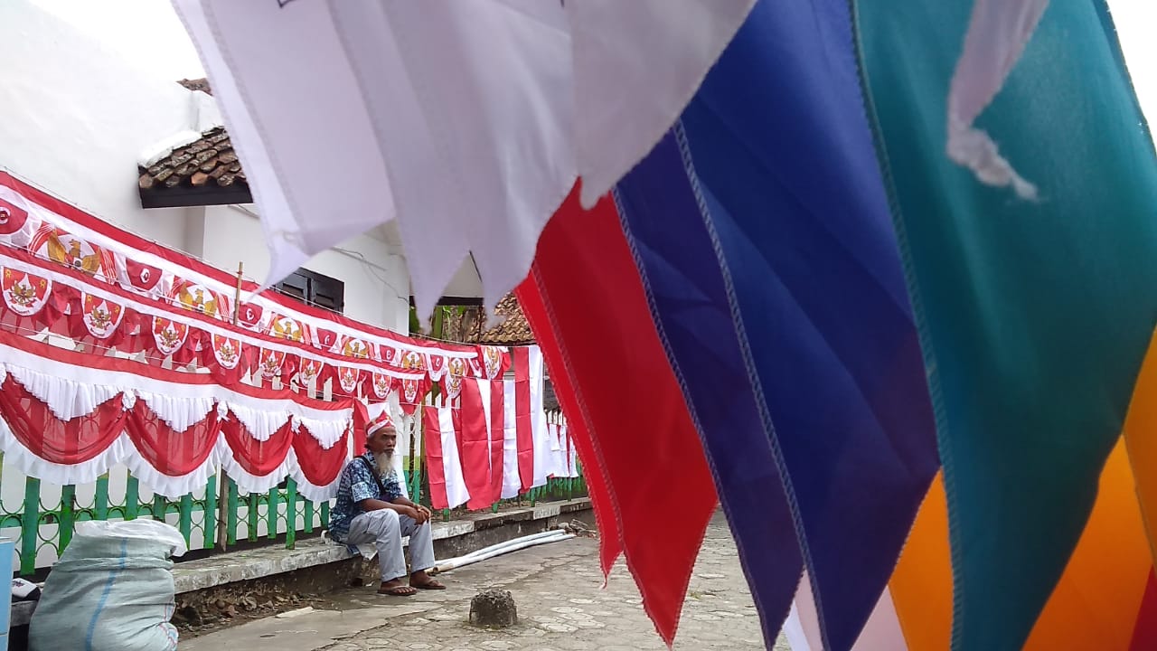 Pedagang di Jalur Selatan Jawa Tengah Tidak Berani Jual Bendera One Piece 