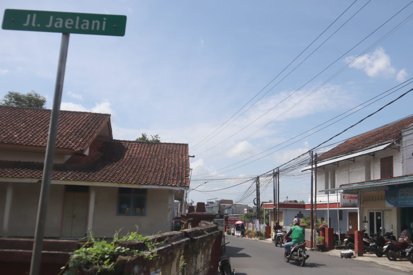 Penutupan Jalan untuk Hajatan Dikeluhkan Warga dan Pengemudi Ojek Online