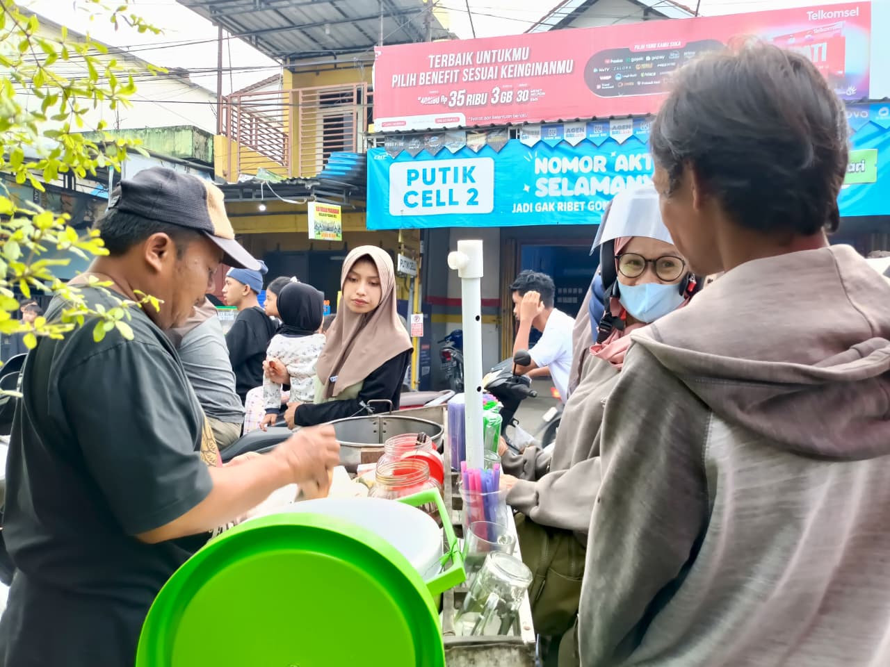 Pasar Takjil Sruni Jadi Magnet Warga