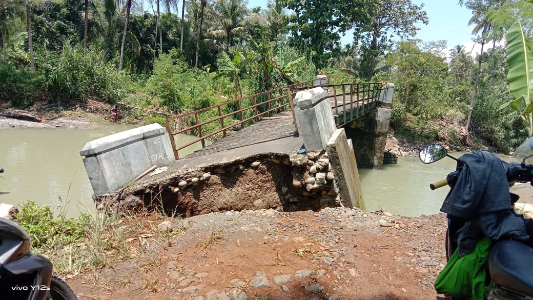 Jembatan Kali Bodas Putus, Akses Warga Dua Desa di Kecamatan Rembang Terganggu