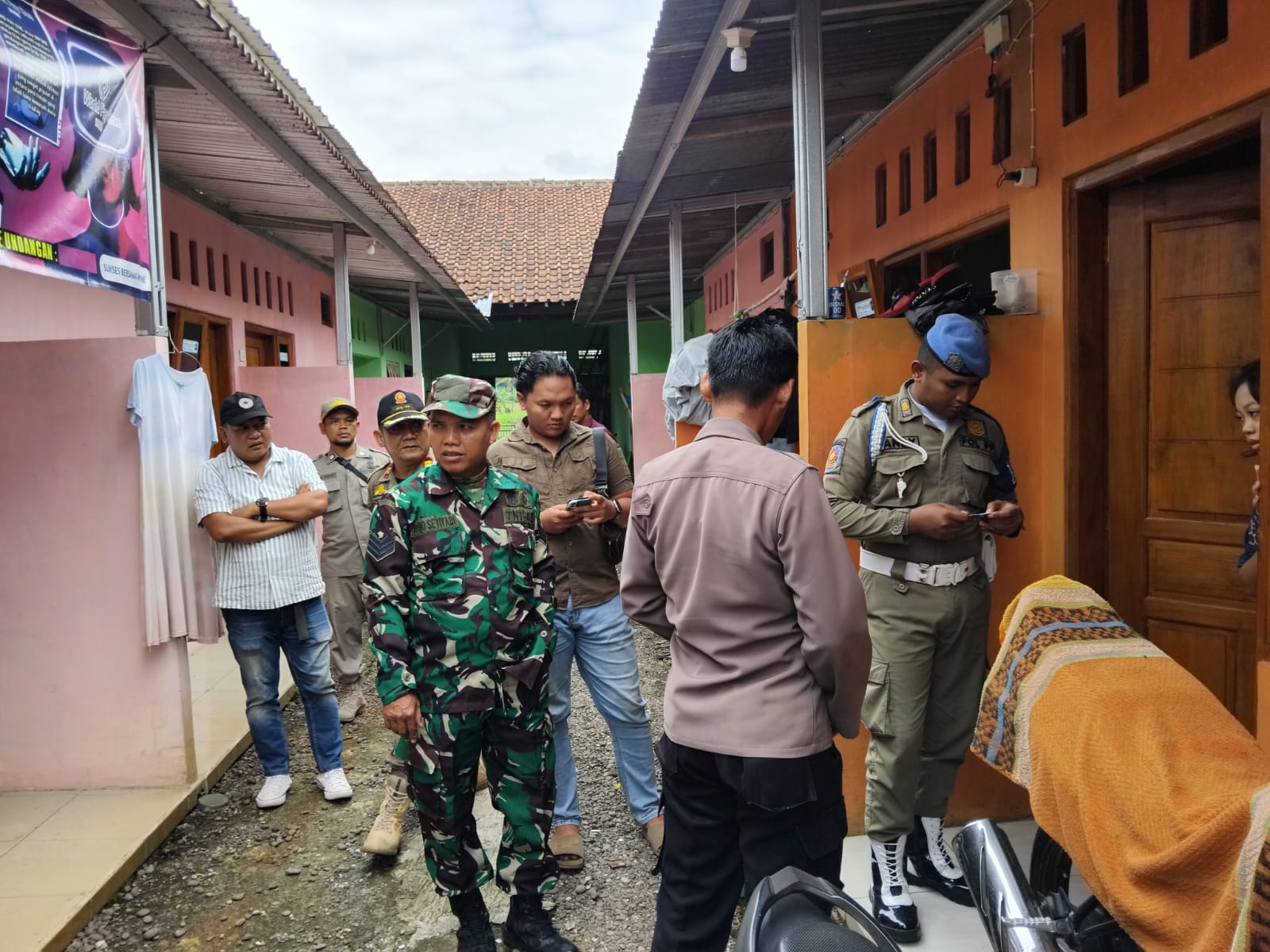 Rumah Kos Dirazia Petugas Gabungan, Diduga Disalahgunakan Karena Dihuni Pasangan Belum Sah