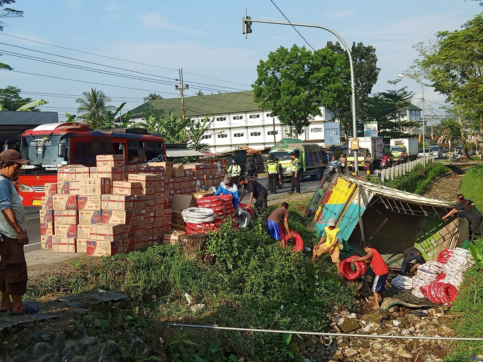 Ditinggal Beli Rokok, Truk Terguling