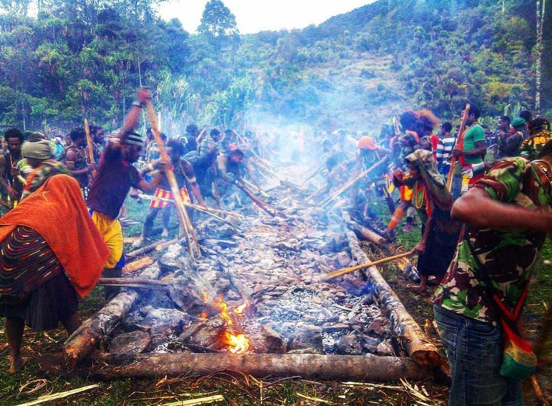 Mengintip Tradisi Bakar Batu Cara Memasak Unik Di Papua Yang Sarat Toleransi 9989