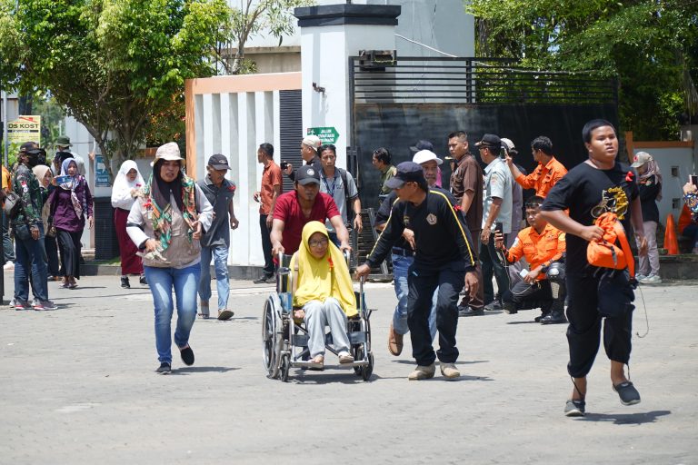 Minimalisir Korban Jiwa, Warga Kelurahan Tegalkamulyan, Cilacap Selatan Lakukan Simulasi Bencana Tsunami