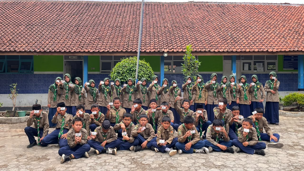 SMP Muhammadiyah 1 Kroya Bagikan Kartu Sehat Muhammadiyah
