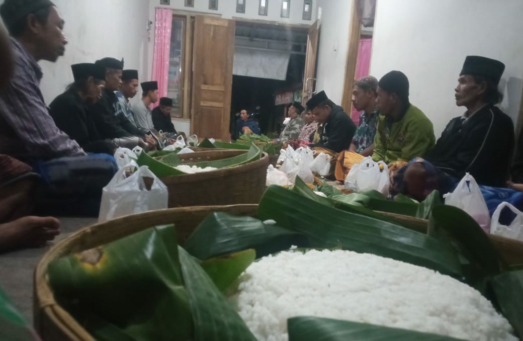 Begini Cara Khas Warga Banjarpanepen Merawat Makam dengan Prosesi Khol