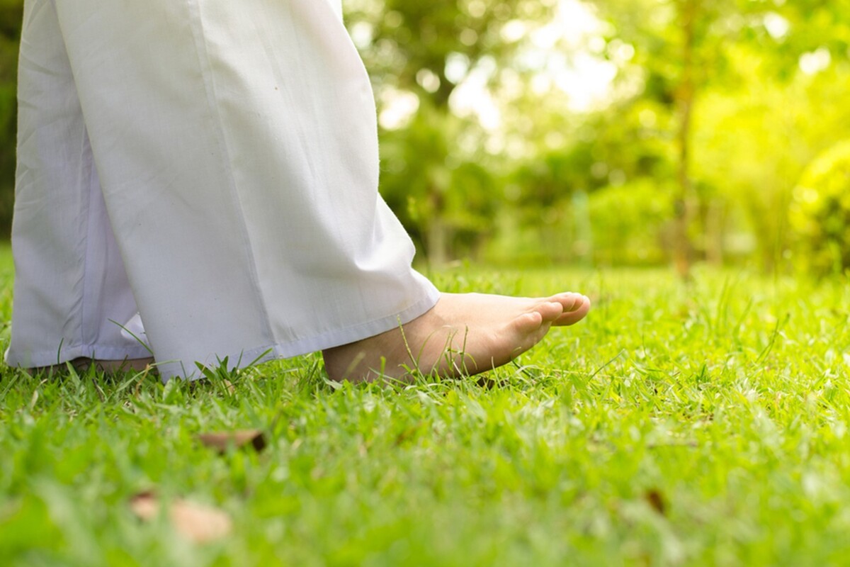 7 Manfaat Meditasi Berjalan untuk Kesehatan Mental dan Fisik, Sangat Baik