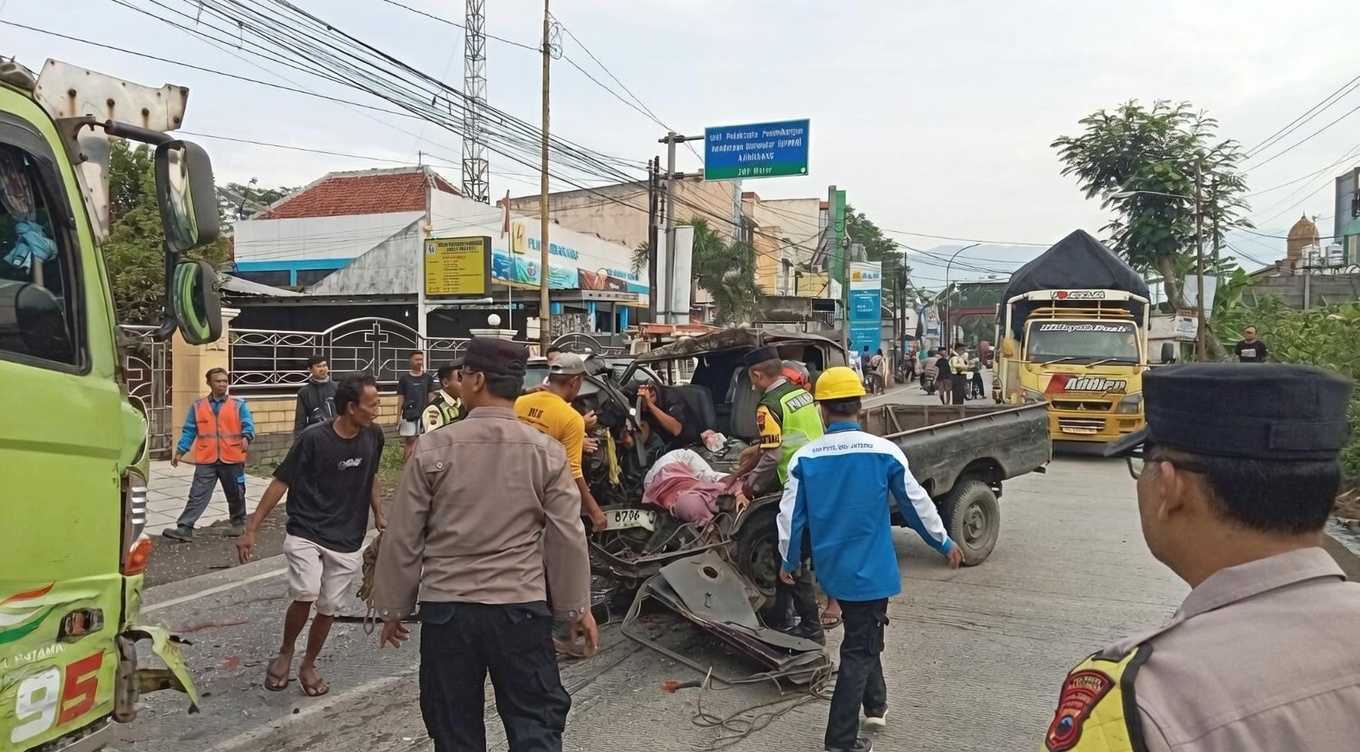 Pick Up Oleng, Tabrakan dengan Dump Truk di Ajibarang Banyumas, Dua Warga Cibangkong Alami Patah Kaki
