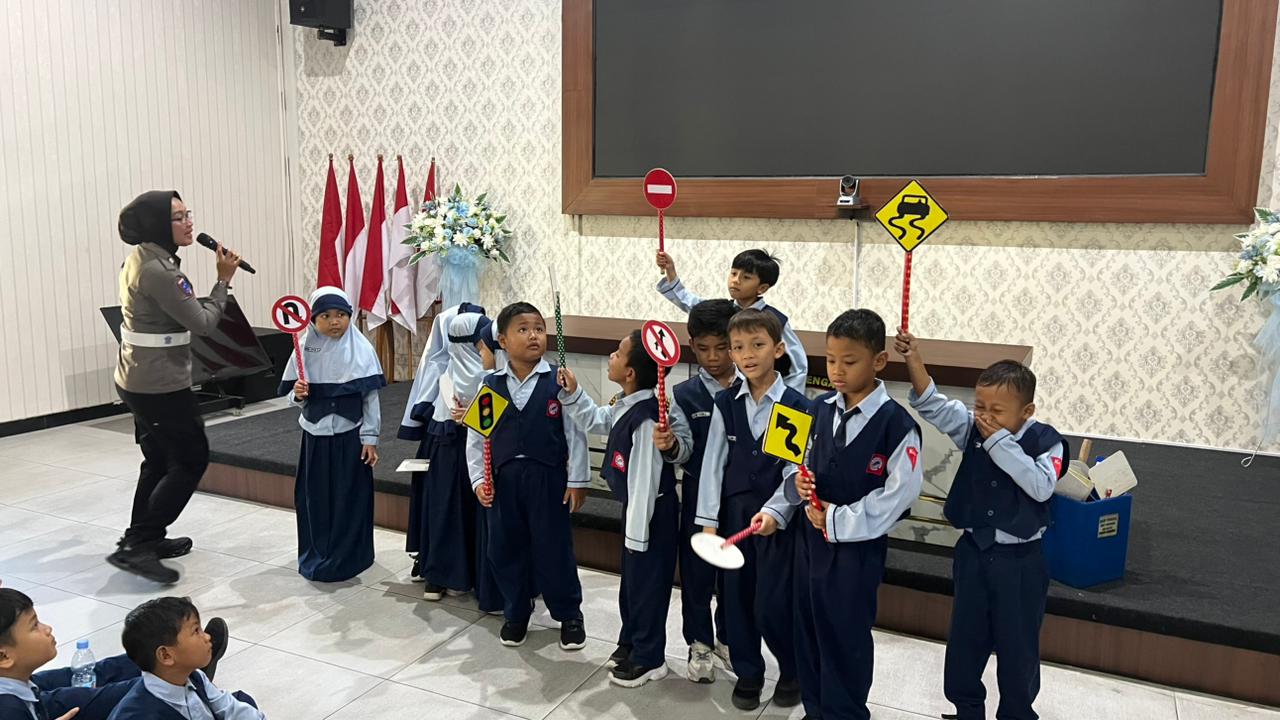 Polres Kebumen Kenalkan Tertib Lalu Lintas Melalui Program Polisi Sahabat Anak