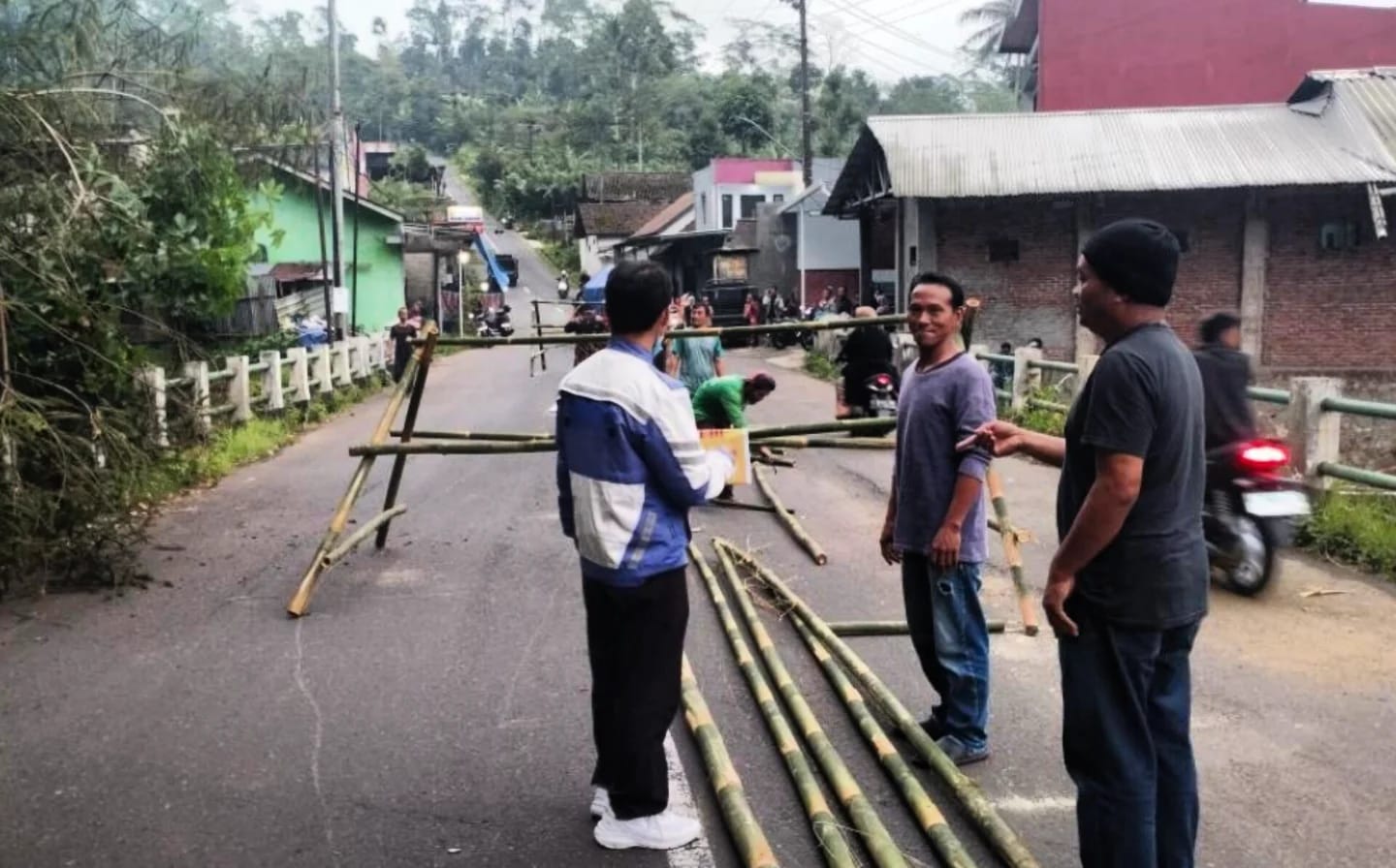 Jalur Utama ke Dieng Amblas, Wisatawan Diimbau Gunakan Jalur Alternatif