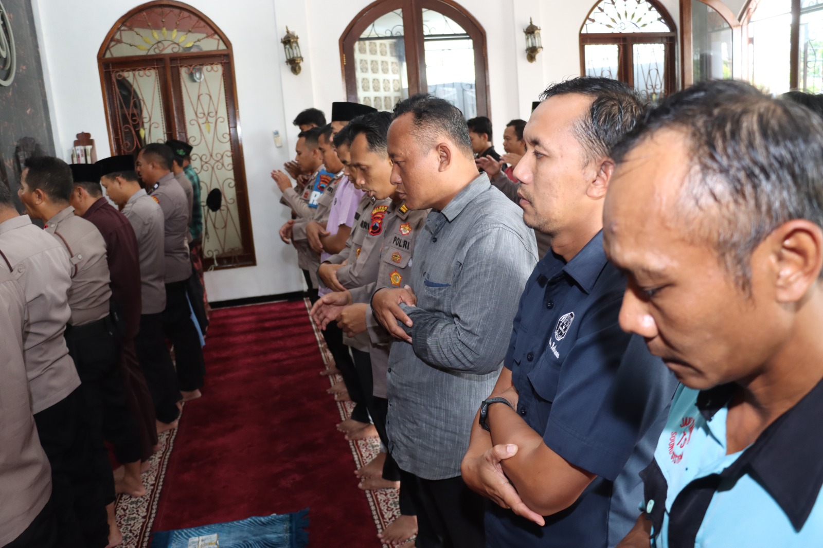 Polres Gelar Salat Gaib untuk Korban Bencana Sumatera Barat