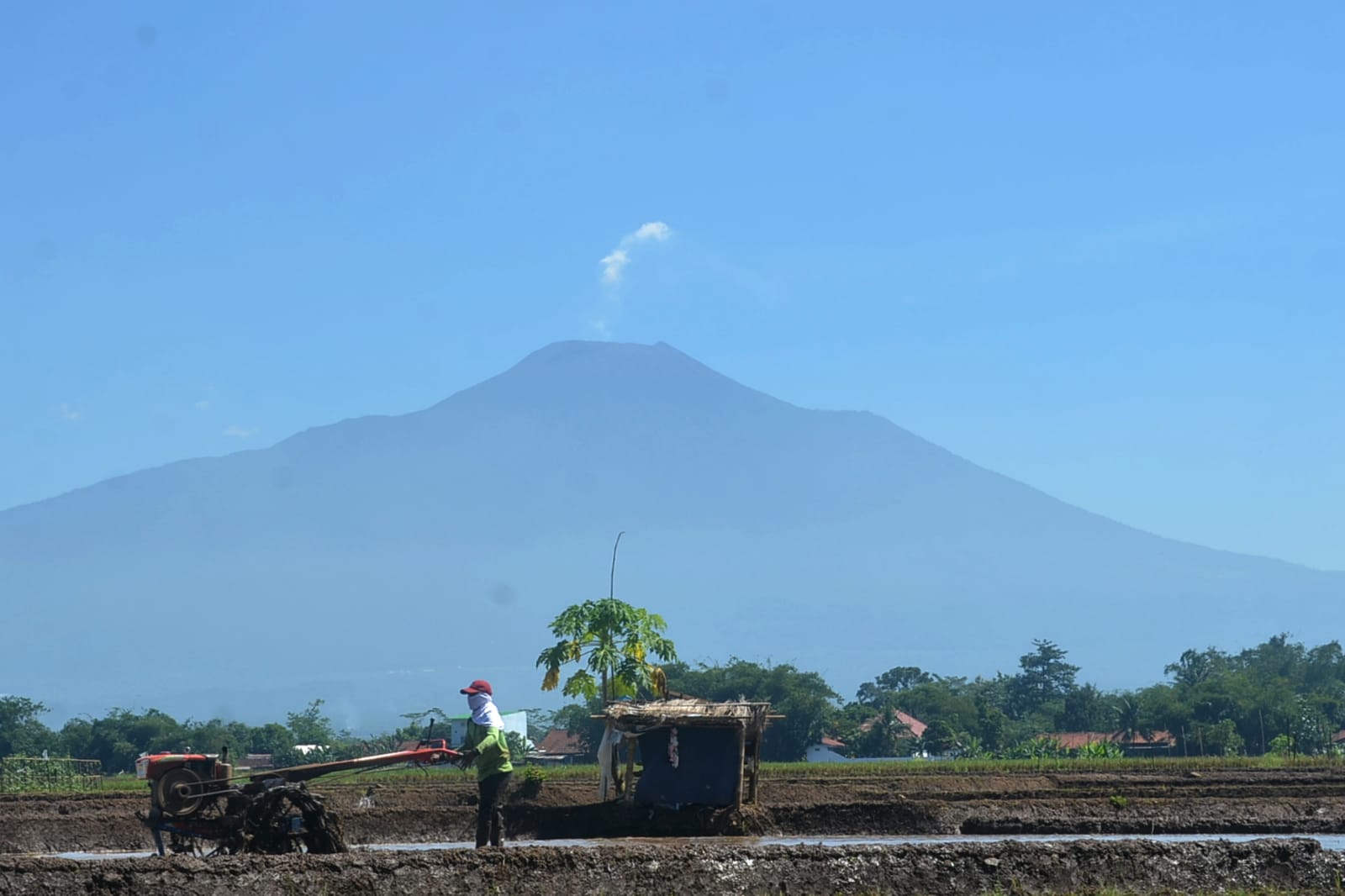 Gunung Slamet Masih Waspada, Area Larangan Aktivitas Dipersempit Jadi 2 Kilometer