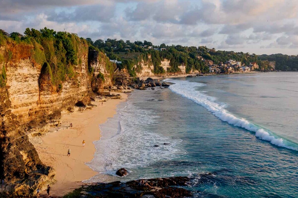 Mengenal Lebih Dalam tentang Pantai Dreamland yang Indah Dikelilingi oleh Batu Karang