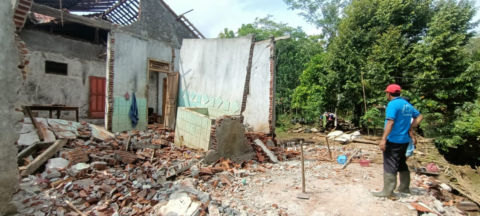 Hujan 14 Jam, Rumah Nyaris Roboh Akibat Longsor di Desa Pengadegan Wangon