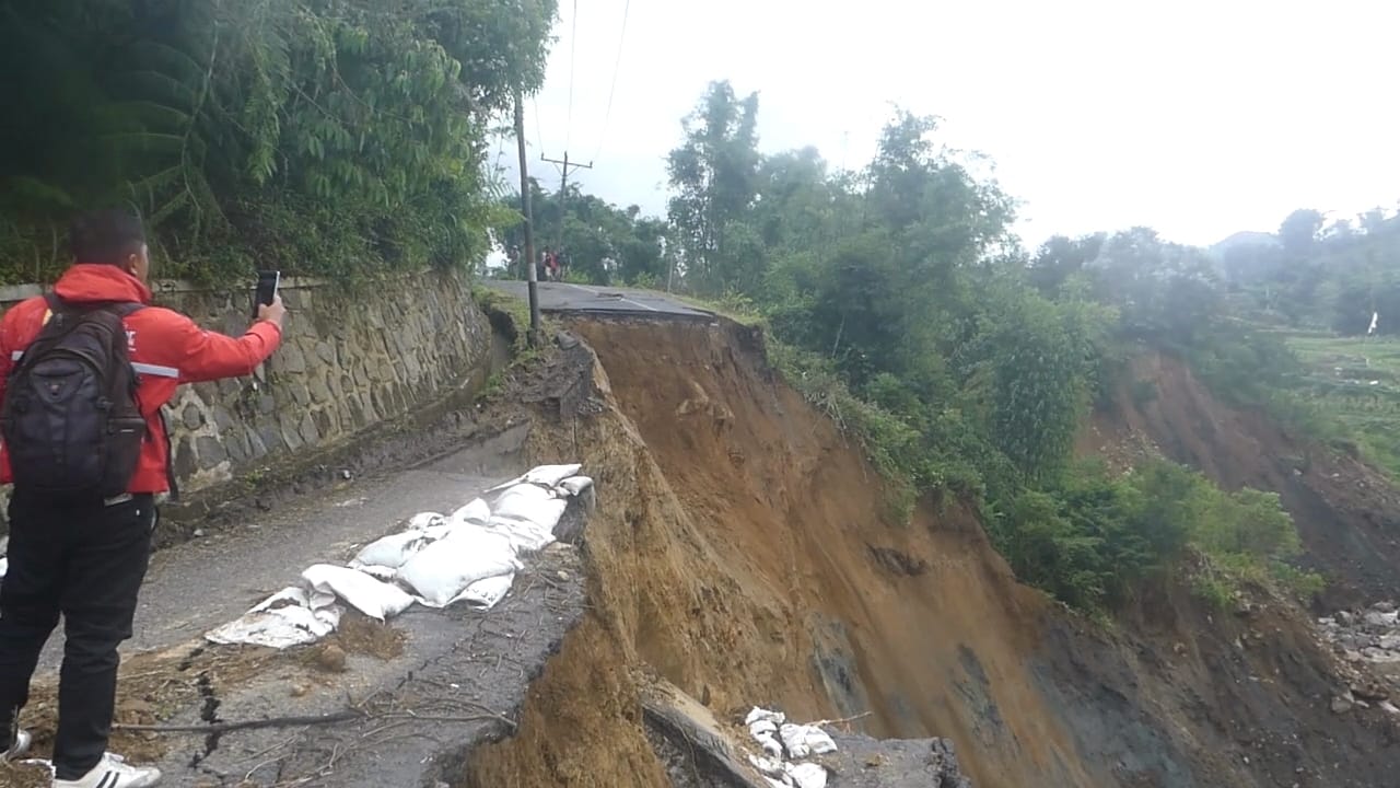 Jalan Banjarnegara–Dieng Ambrol Sepanjang 50 Meter, Akses Kendaraan Terputus Total