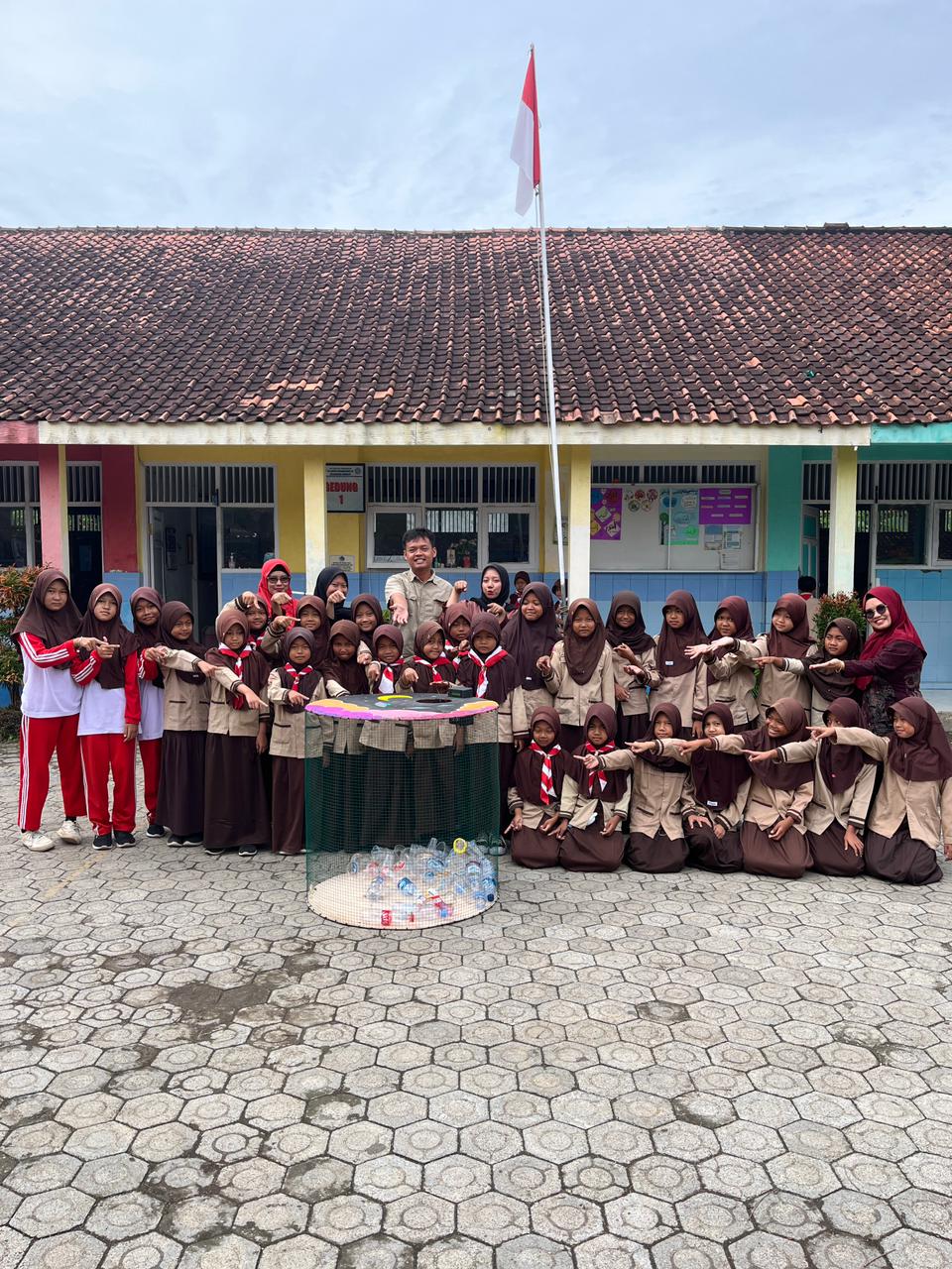 Kelompok 059 KKN UMP Serahkan Smart-Bin ke SDN 2 Negaradaha, Dorong Edukasi Pemilahan Sampah Sejak Dini