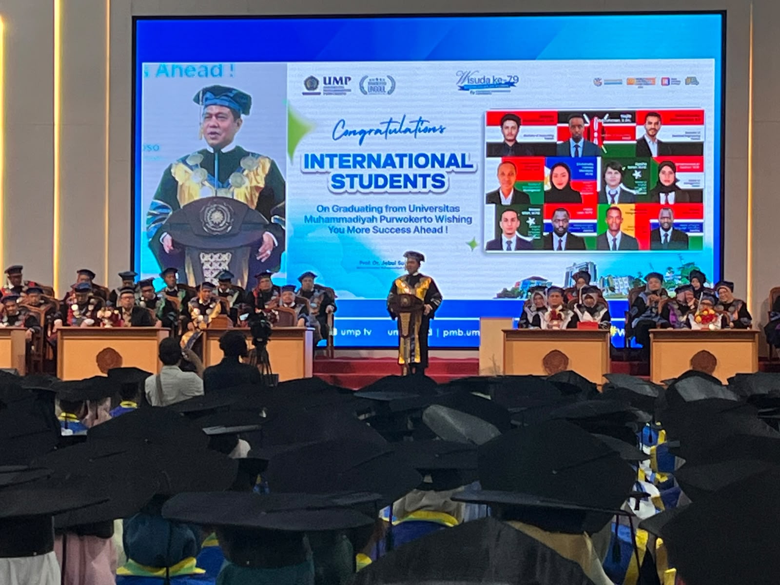 Dari Yaman hingga Filipina, Mahasiswa Internasional UMP Diwisuda Bersama Ribuan Lulusan