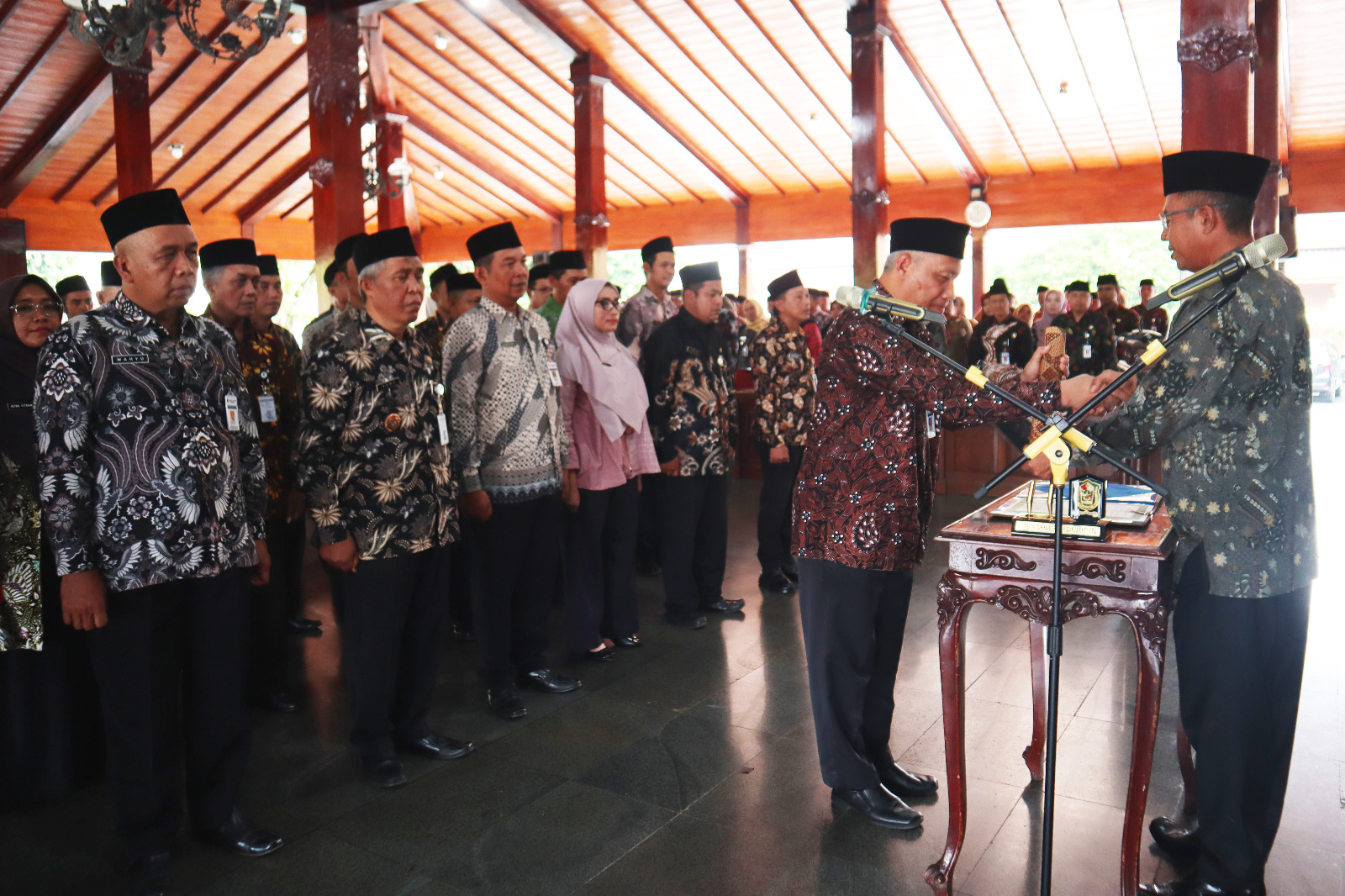 Dorong Birokrasi Solid dan Profesional, Pj Bupati Banjarnegara Rotasi dan Lantik 45 Pejabat  