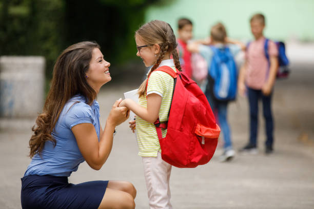 5 Tips Agar Anak Mau Ditinggal Saat Sekolah, Tidak Perlu Marah-Marah!