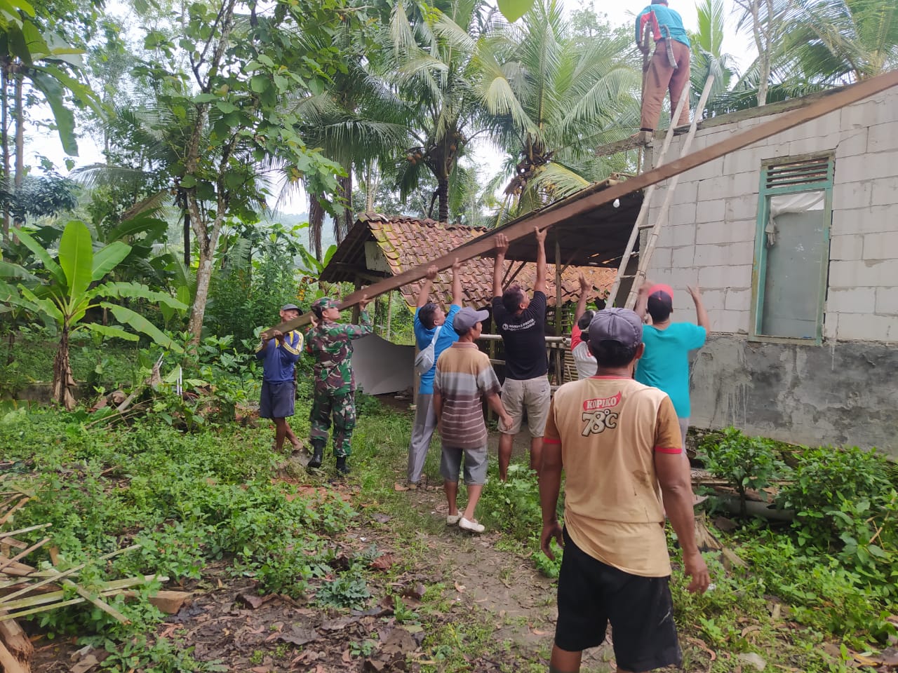 Atap Rumah Warga Desa Bantarpanjang Cilacap Ambruk Diterjang Hujan Deras