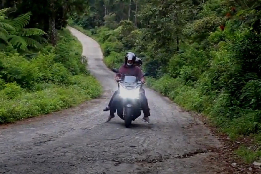 Cara Aman Ngerem Motor Matic Saat Berada di Tanjakan