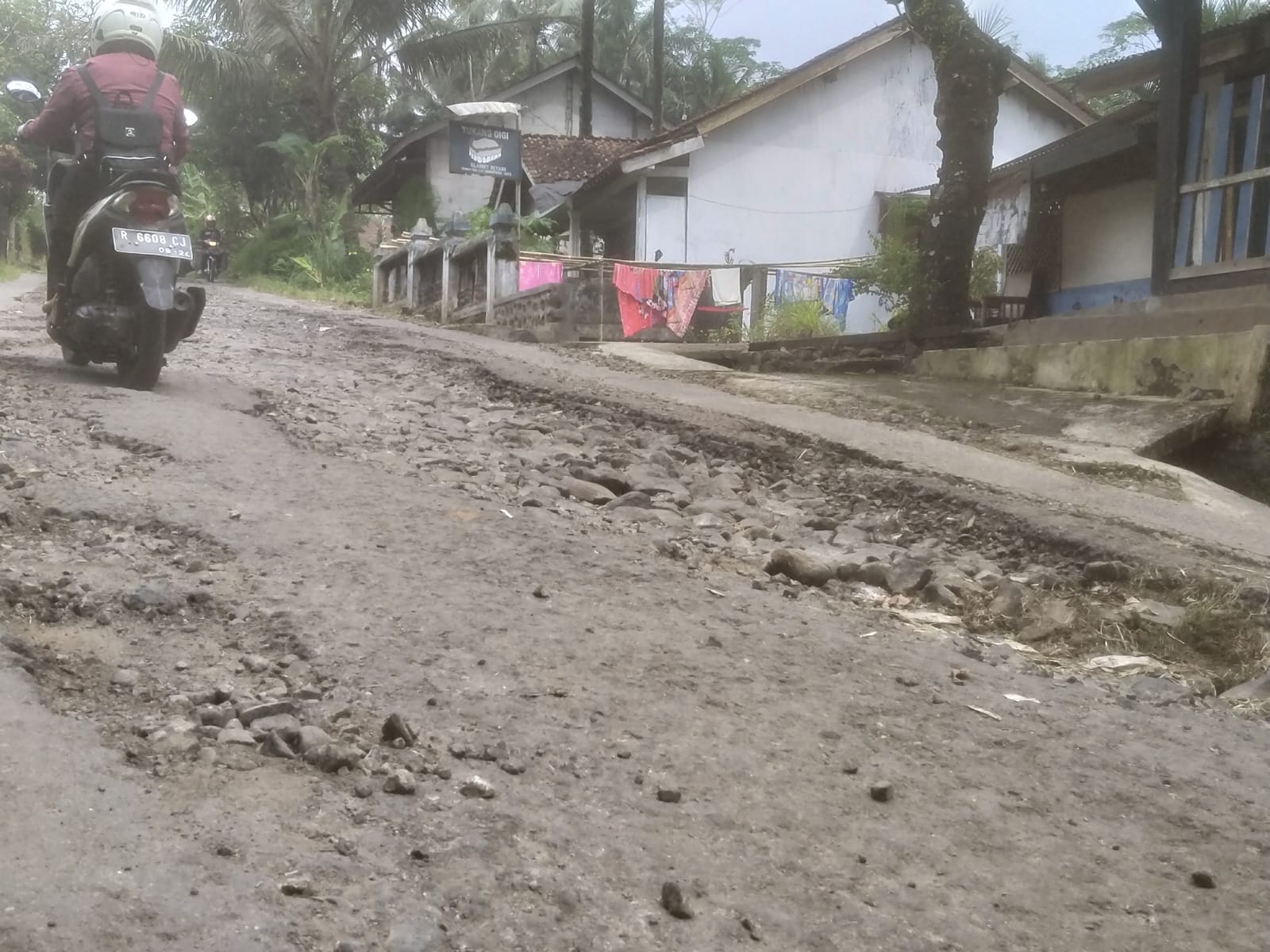 Perbaikan Jalan Kabupaten Grumbul Maratelu Dijanjikan Tahun Lalu