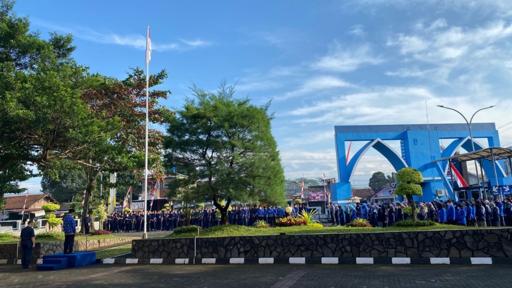 HUT Ke-77 RI, UMP Gelar Upacara Bendera di Halaman Gedung Rektorat