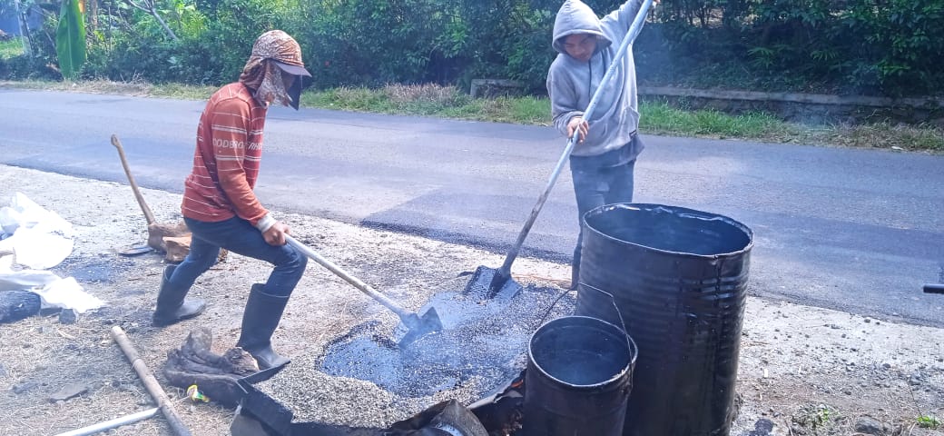 Duh, Ruas Kemranjen-Tanggeran Sudah Banyak Lubang Lagi