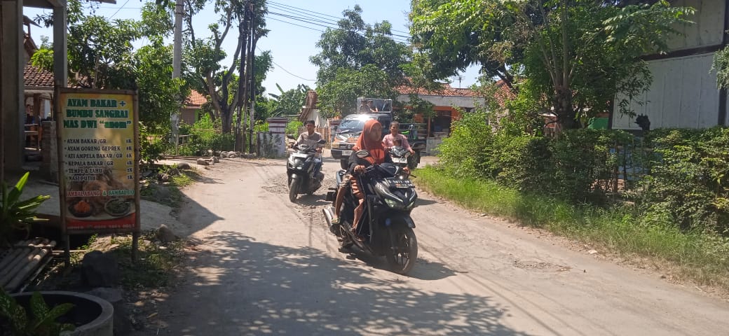 Warga Keluhkan Jalan Harjasari-Jatimulya Suradadi yang Rusak Parah