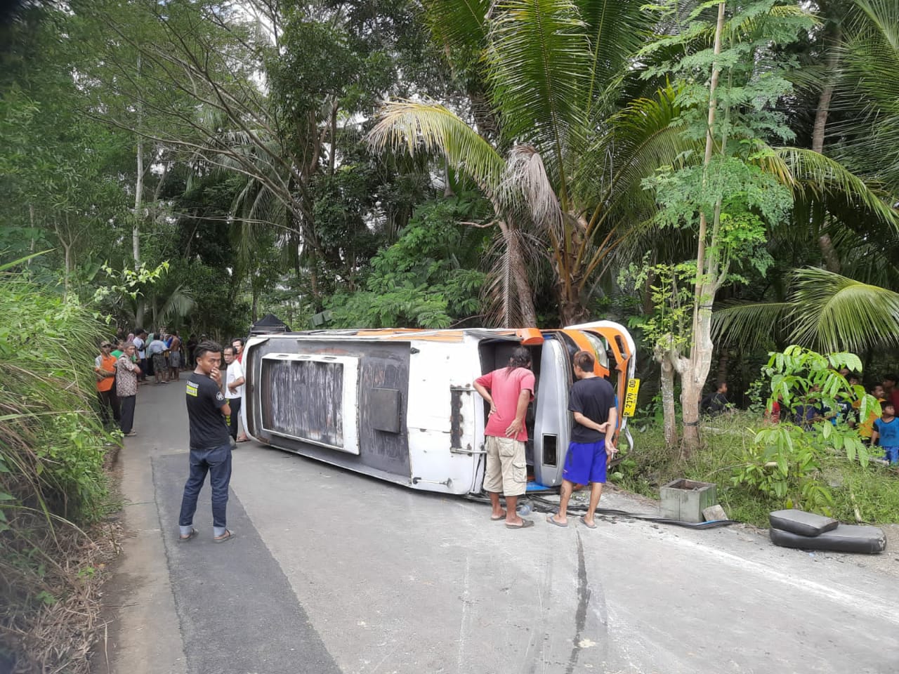 Bus Rombongan Hajatan Terguling di Ruas Jalan Sokawera-Sumpiuh, 18 Orang Luka