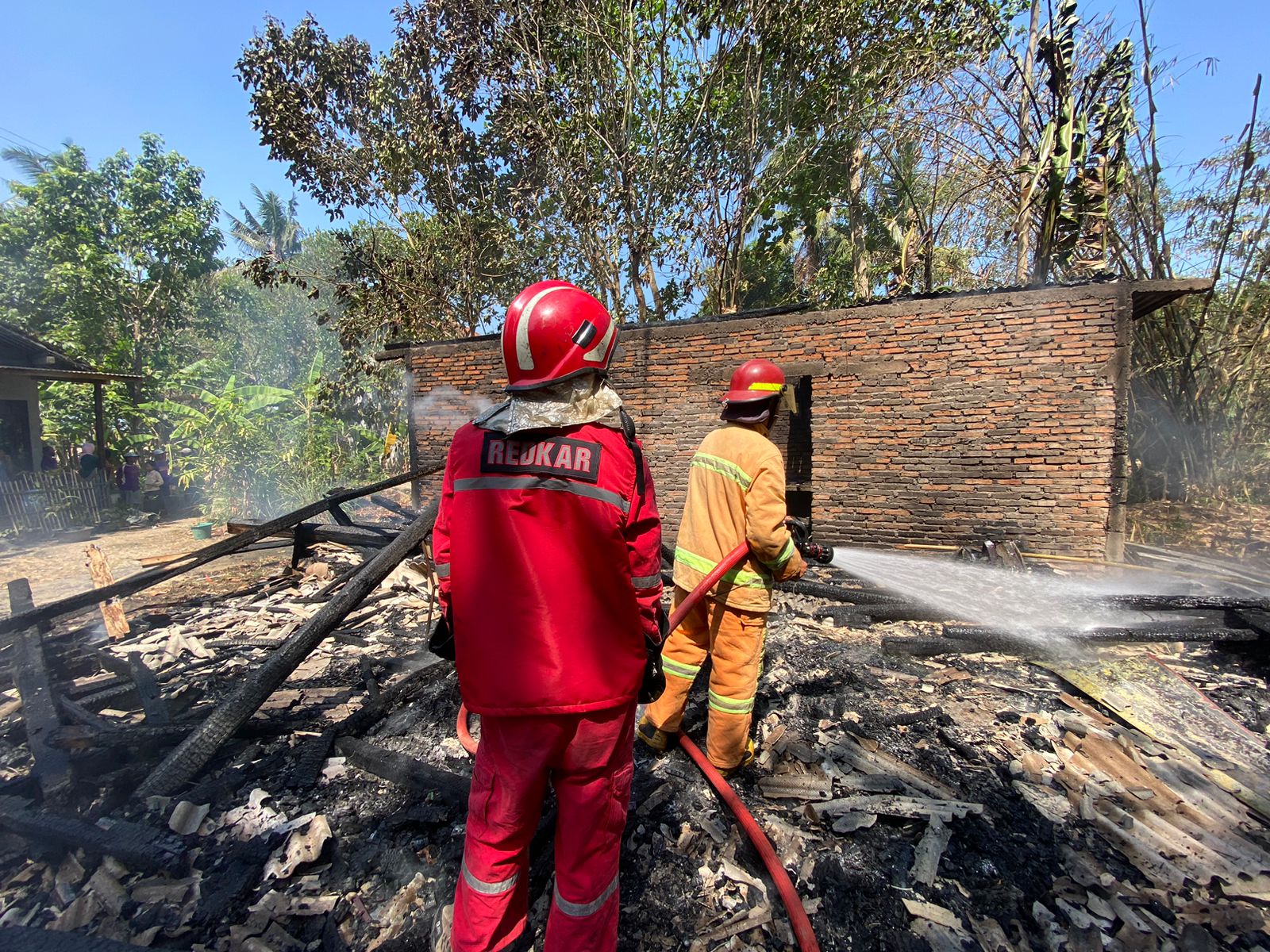 Diduga Akibat Bakar Sampah, Rumah di Nusawungu, Cilacap Ludes Terbakar 