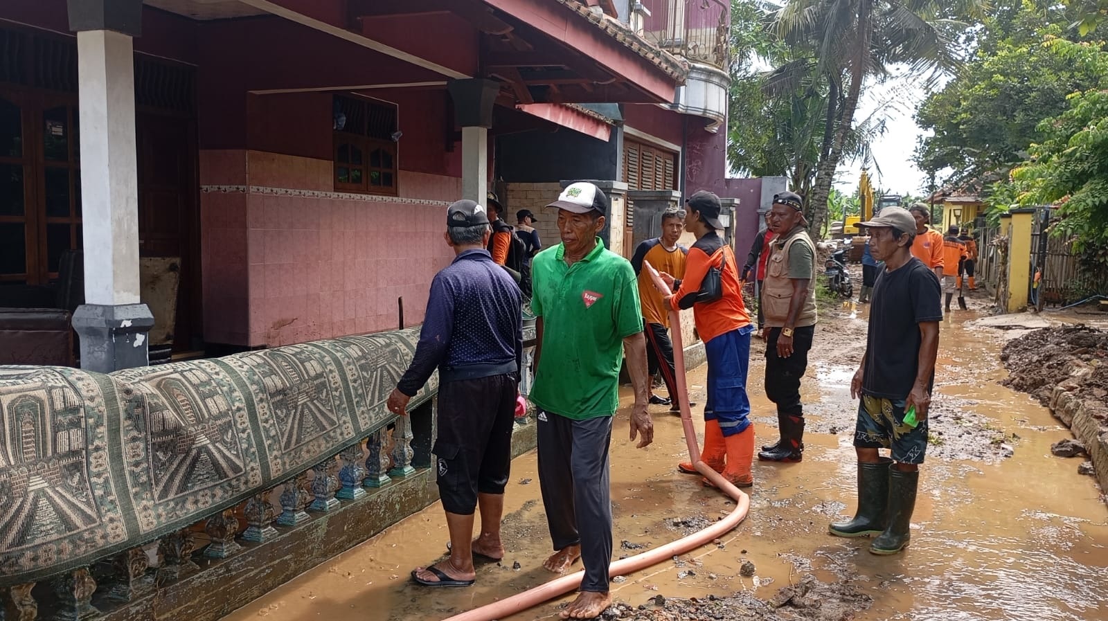 Banjir Surut, Warga dan BPBD Lakukan Bersih-Bersih
