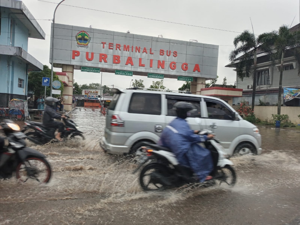 Satu Jam Diguyur Hujan, Area Terminal Bus Purbalingga Tergenang Banjir