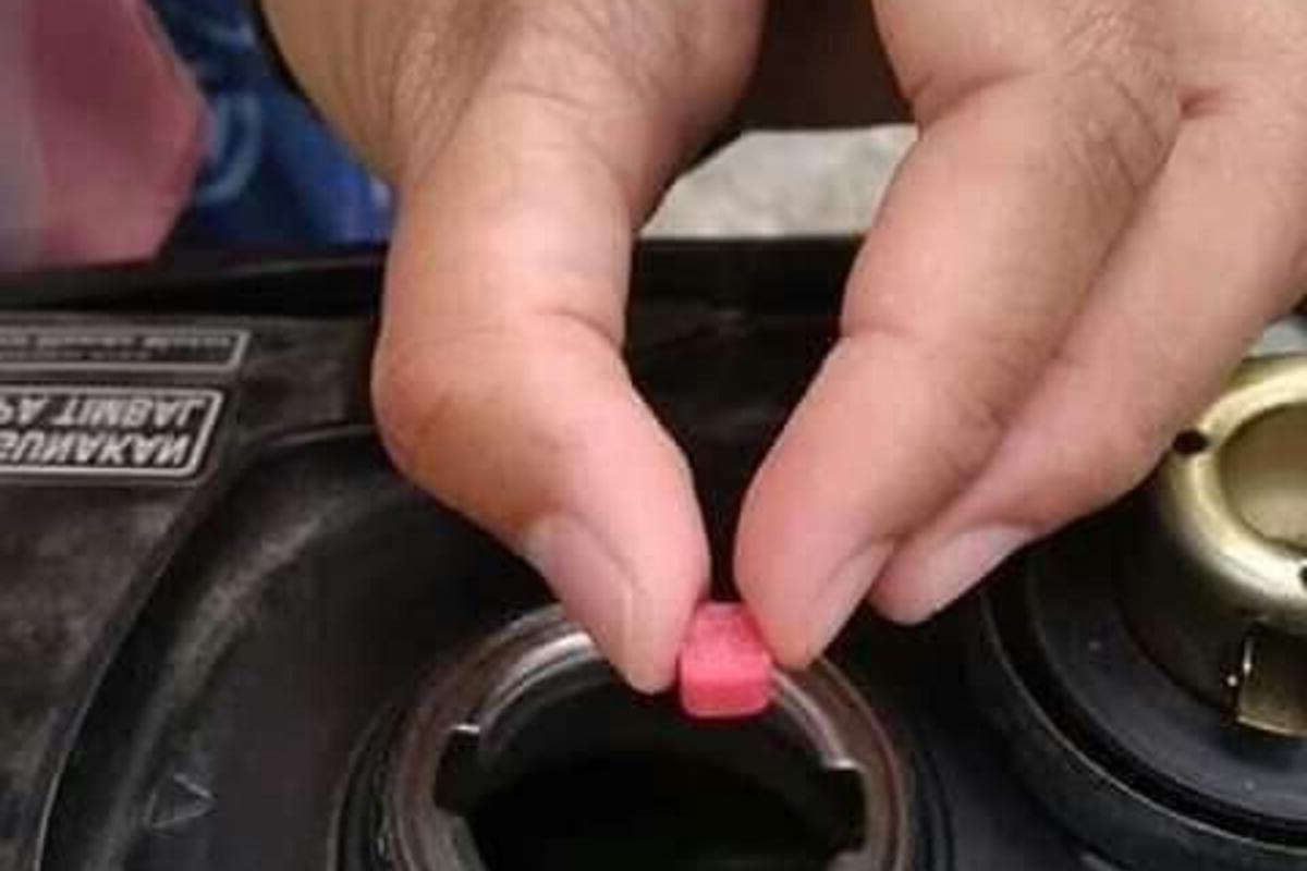 Apakah Memasukkan Pil ke Dalam Tangki Bahan Bakar Bisa Membuat Motor Jadi Lebih Irit? Ini Penjelasannya 