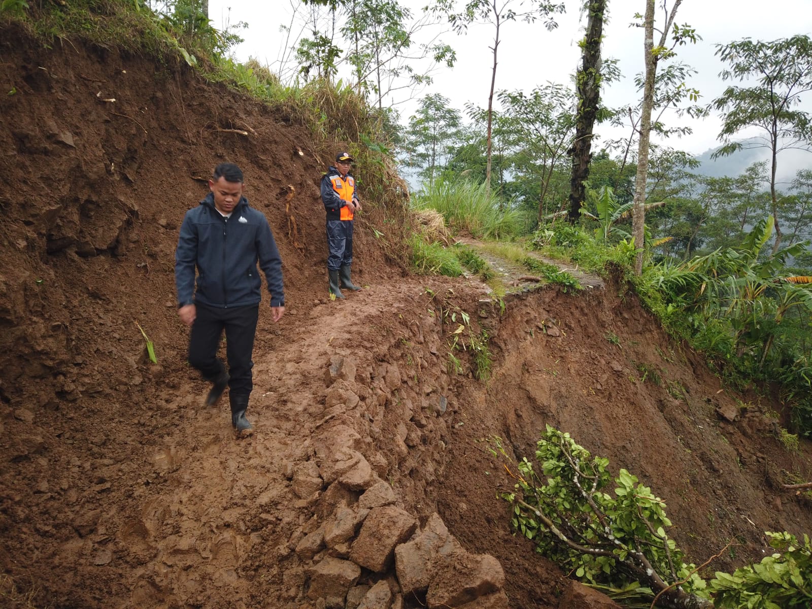 Longsor di Desa Danasari, Akses Jalan Warga Terputus