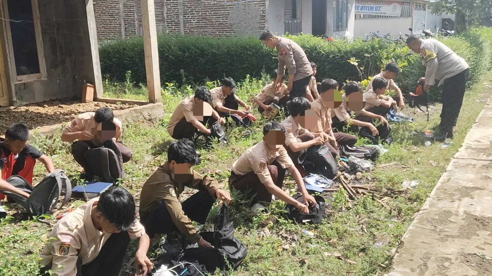 Pelajar Nongkrong Dibubarkan Polisi Razia Saat Jam Sekolah di Banyumas