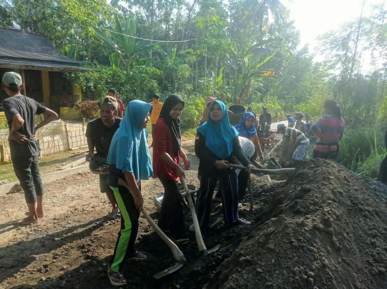 Emak-Emak Desa Ketanda Turut Serta Ngecor Jalan, Bikin Camat Sumpiuh Terkejut