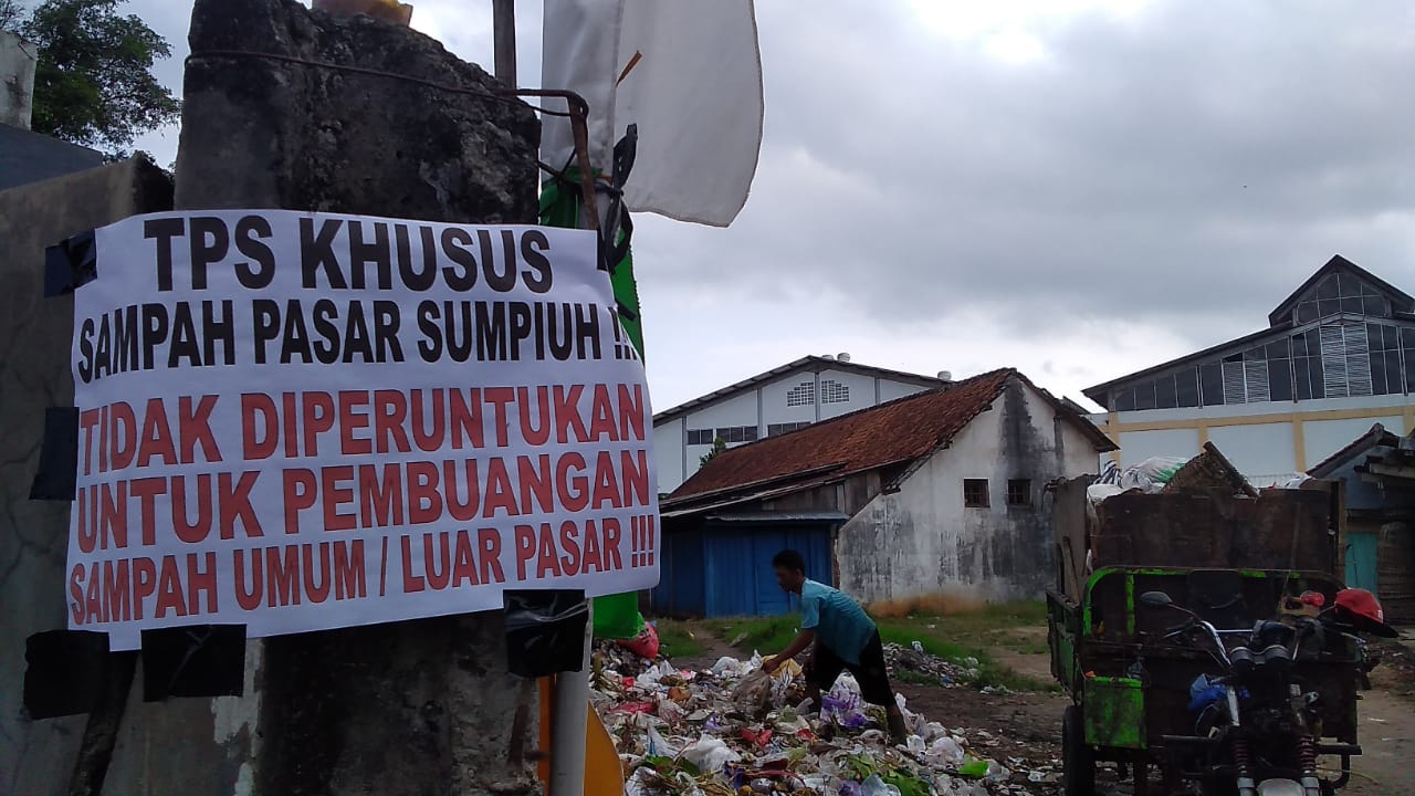 Diprotes KSM, Pengelola Pasar Sumpiuh Pasang Peringatan di TPS