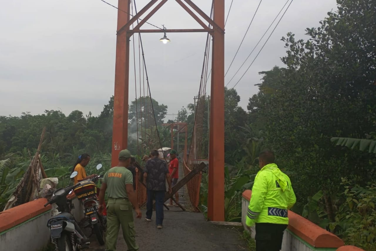 Jembatan Gantung Penghubung Desa Sidabowa dan Karanganyar Ditutup Akibat Longsor