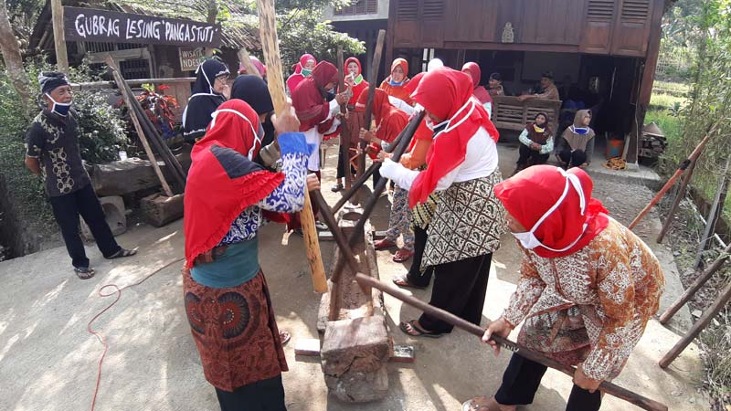 Menggali Kembali Kesenian Tradisional Kotekan Lesung Banyumas yang Hampir Punah