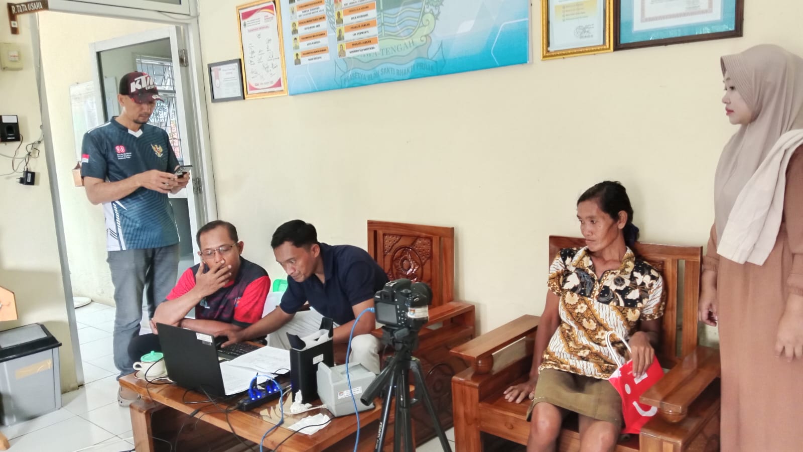 Disdukcapil Cilacap Jemput Bola Rekam E-KTP Bagi Penyandang Disabilitas dan ODGJ