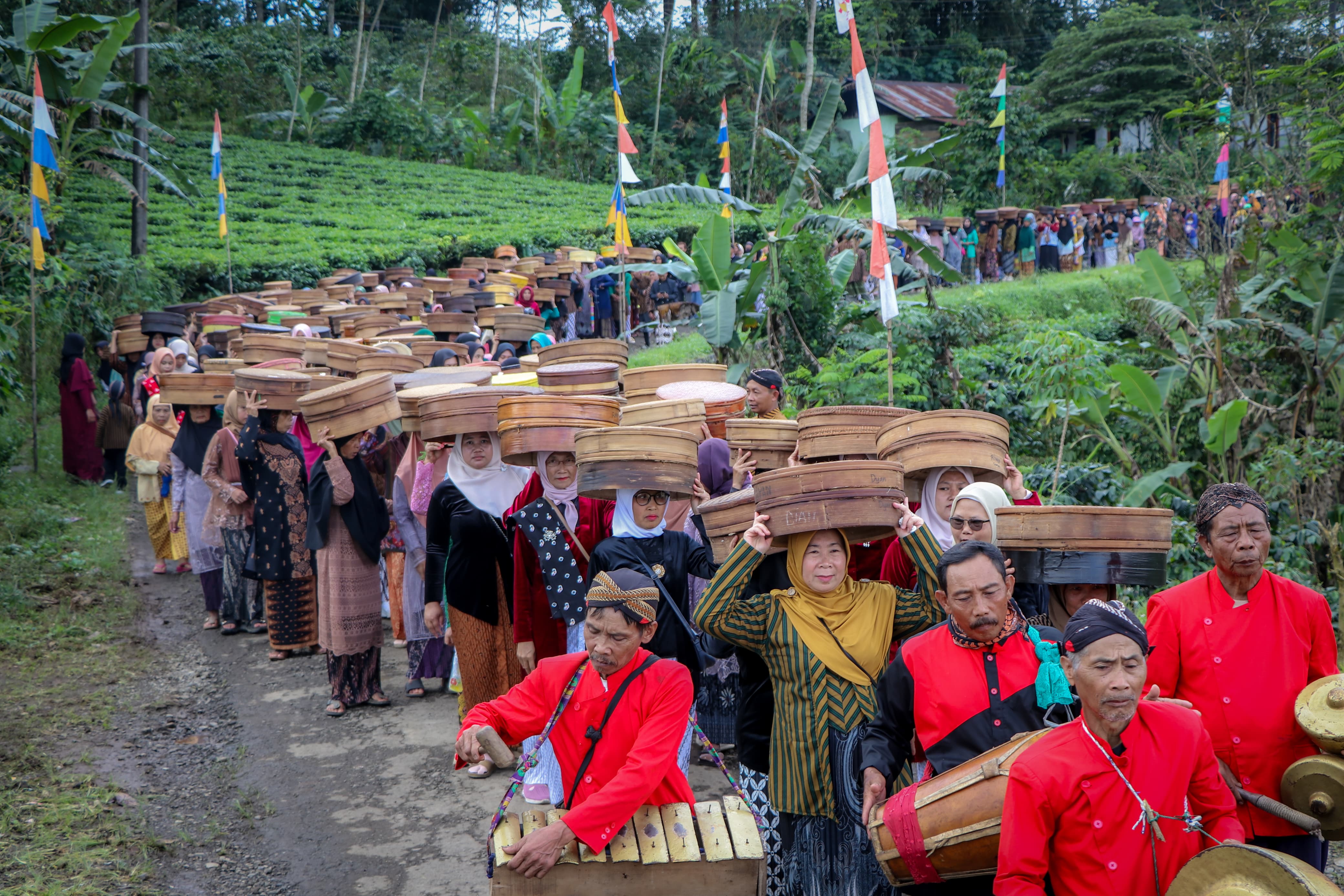 Warga Sirukun Gelar Kirab 1.000 Tenong, Simbol Syukur dan Kemandirian Desa
